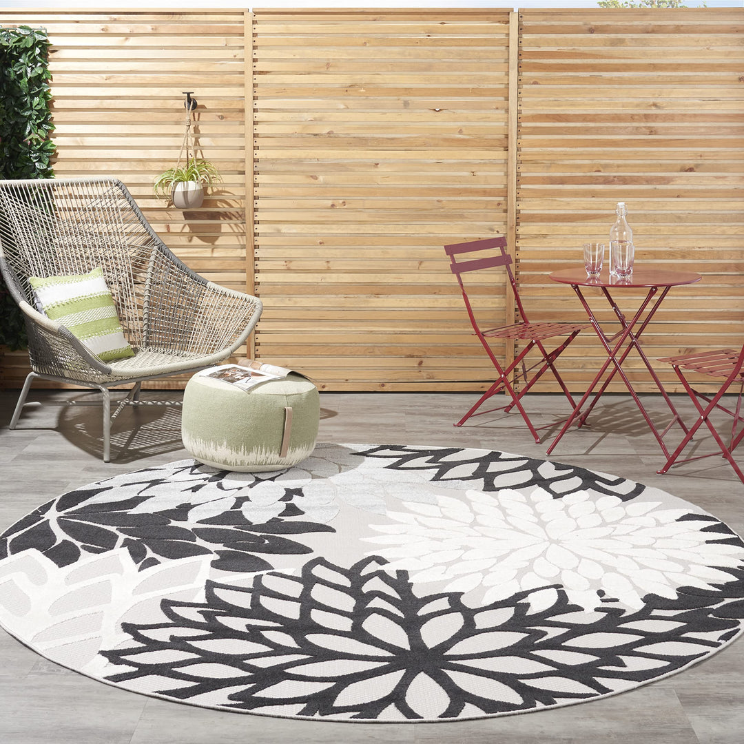 Nourison Aloha Indoor/Outdoor Black White 7'10" x Round Area Rug Tropical 7'10" x Round - Black/White