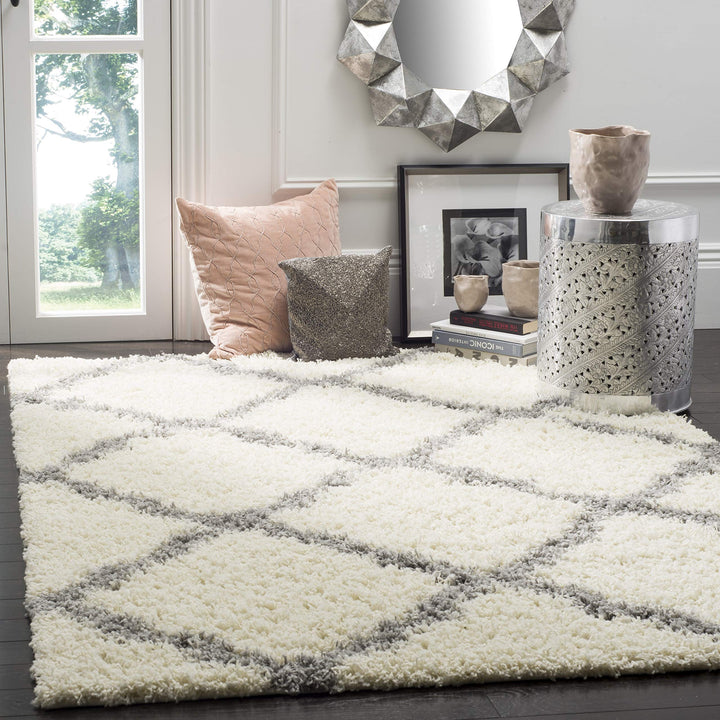 SAFAVIEH Dallas Shag Collection Accent Rug - 3' x 5' Ivory & Grey Trellis Design