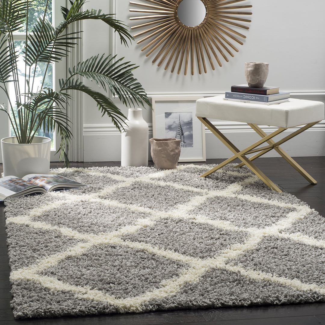 SAFAVIEH Dallas Shag Collection Accent Rug - 4' x 6' Grey & Ivory Trellis Design