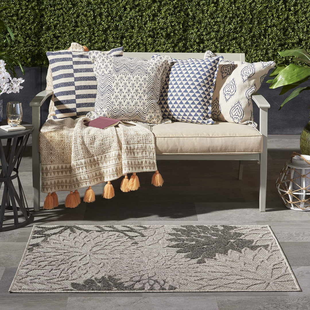 Nourison Aloha Indoor/Outdoor Floral Silver Grey 2'8" x 4' Area Rug (3' x 4') 2'8" x 4' - Silver/Grey