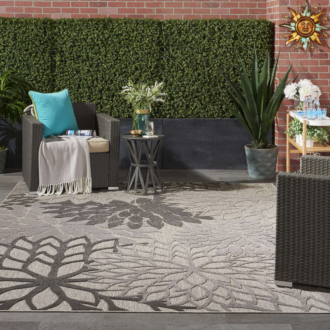 Nourison Aloha Indoor/Outdoor Floral Silver Grey 7' x 10' Area Rug (7' x 10') 7' x 10' - Silver/Grey