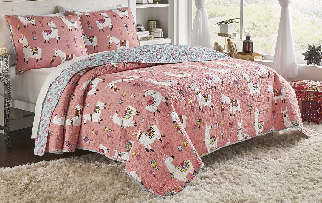 Vue Llama Drama Modern Graphic 2-Piece Reversible Quilt Set Twin/Twin XL Coral Twin XL - 2 Piece